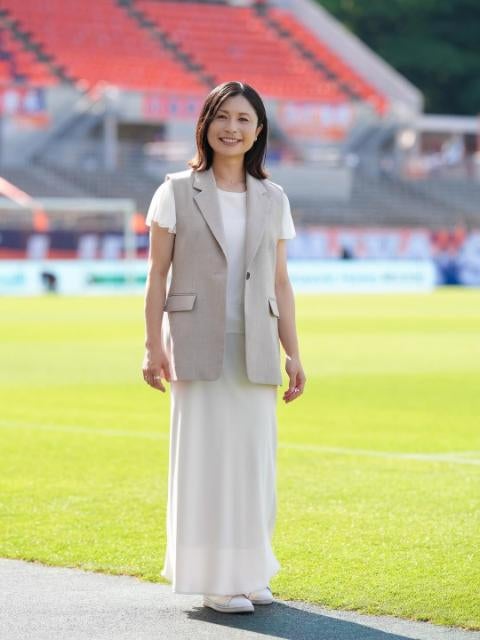 元なでしこ・鮫島彩、NACK5スタジアムのピッチに登場「やっぱり芝生は最高だな！！」と笑顔