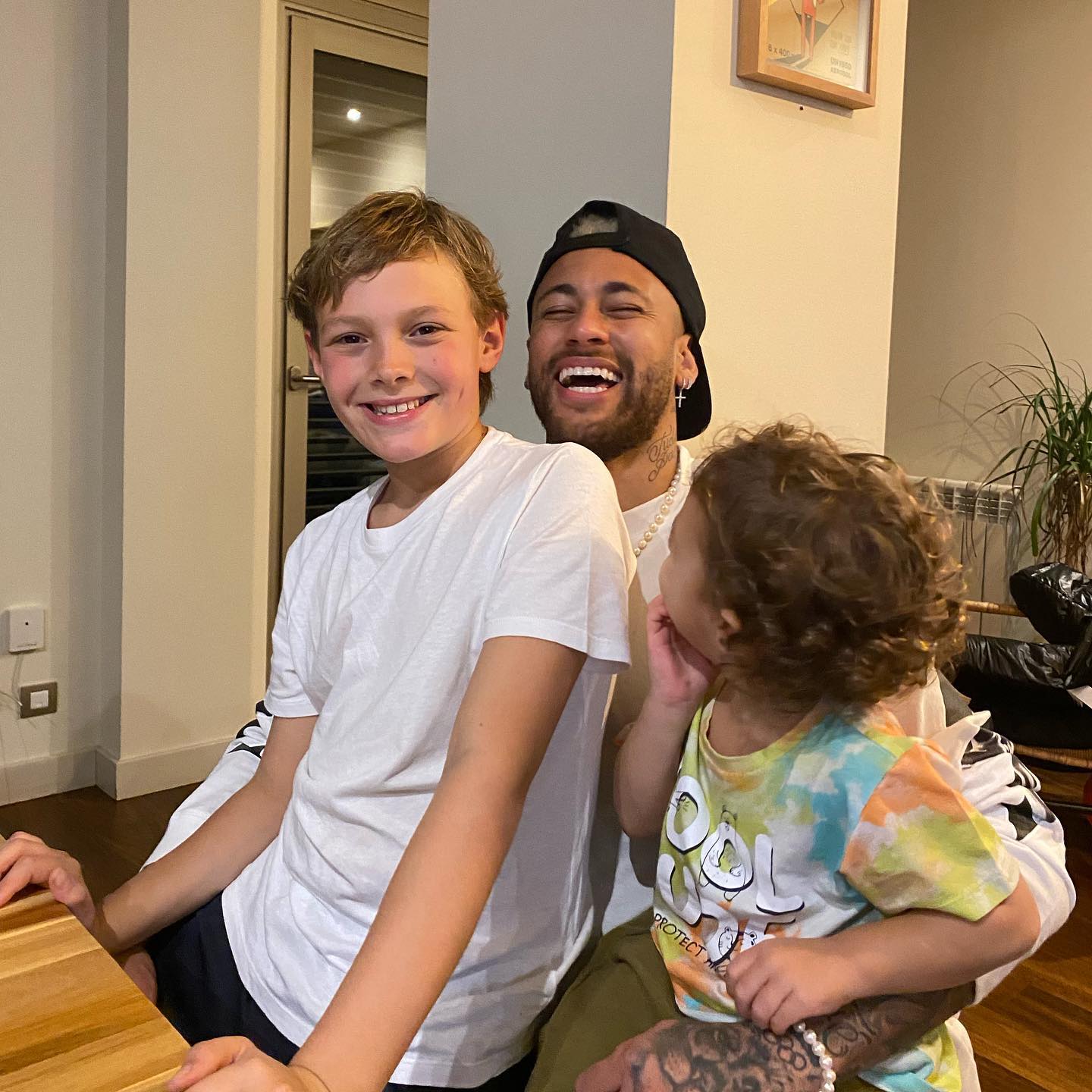 悲劇のCL敗退から回復❤️ネイマールが子供達に癒される「家族はいつも一緒🙏🏾❤️❤️」