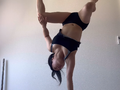 「もう、美しい」ハンドバランス美女、アメイジング・コントロールの絶技に海外ファンも拍手喝采！「Omg!!」