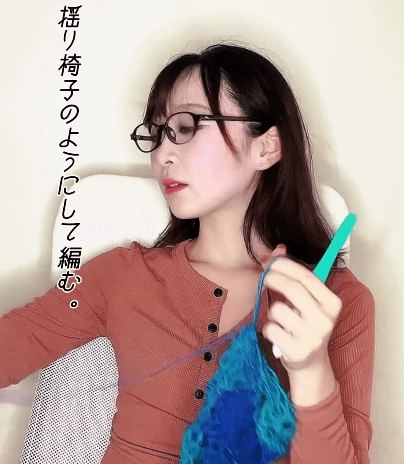 「令和の編み物事情でございます」人気モデル＆編み物女子、ゲーミングチェア揺れる”アミアミ動画”を公開「可愛い…」