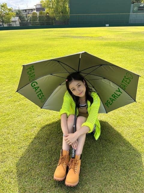 橋本環奈、NHK朝ドラ『おむすび』撮影の合間にリラックスショット！キャッチボール姿も公開