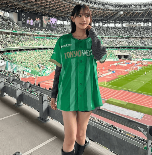 「貴方キレイだね」サッカー美女子・保﨑麗、ミニ美脚が輝く”グリーンユニ姿”をスタジアムで披露！ファン熱狂