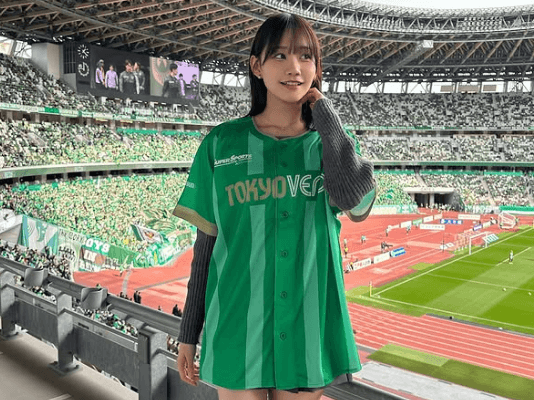 「貴方キレイだね」サッカー美女子・保﨑麗、ミニ美脚が輝く”グリーンユニ姿”をスタジアムで披露！ファン熱狂