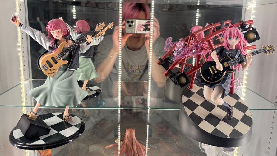 「やってますな」オタク兼アイドル・佐久間大介が自身が映りこんだ自宅のフィギア棚を公開