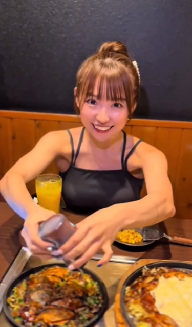 「合成に見えるくらいすごい」148cm激カワアイドルが見せた"ムッキムキ"キャミソール動画にファンの視線釘付け⁉