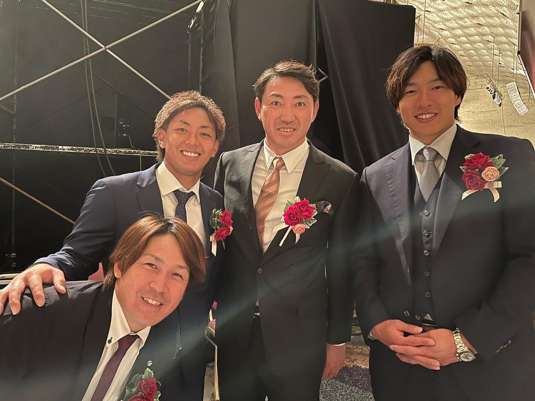 柳田悠岐がベストナインに輝く✨👏受賞したチームメイトらとパシャリ📸