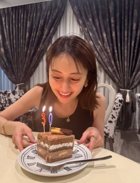 矢田亜希子がデビュー30周年を記念したショットを公開！ファンからも祝福の声！