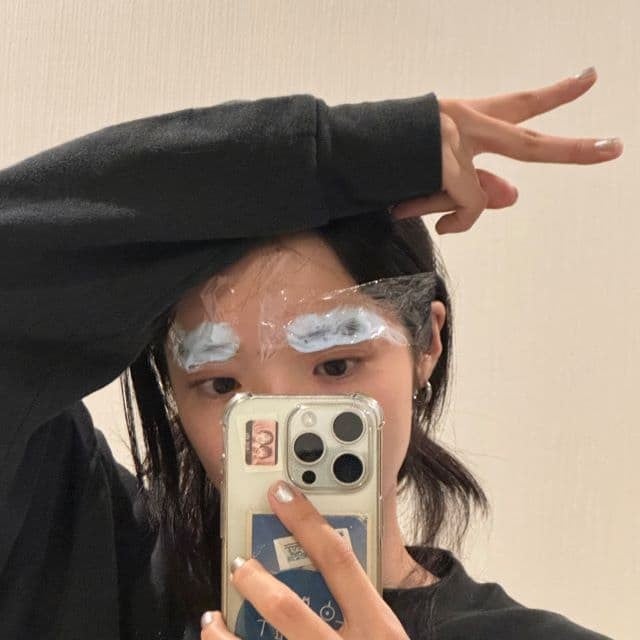 あいみょん、眉ブリーチ中のピースショット＆達筆書き初め公開に「センスありすぎる。泣ける」の声