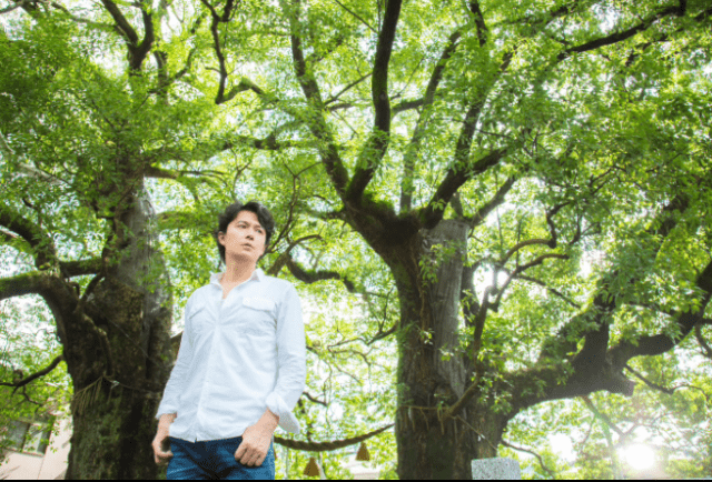 「クスノキ-500年の風に吹かれて」福山雅治、新緑のクスノキバックの爽やかすぎるイケメンショットにファン惚れ惚れ