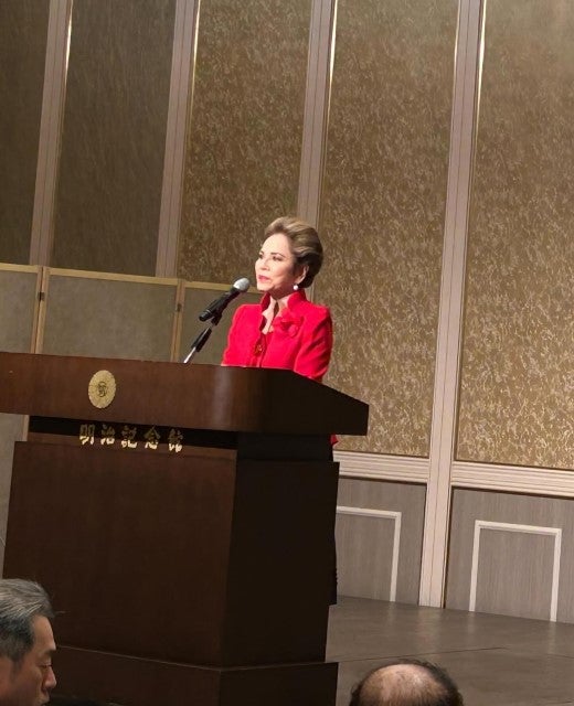 デヴィ夫人、圧巻の紅ドレス登壇。政財界を魅了した華麗なる一夜