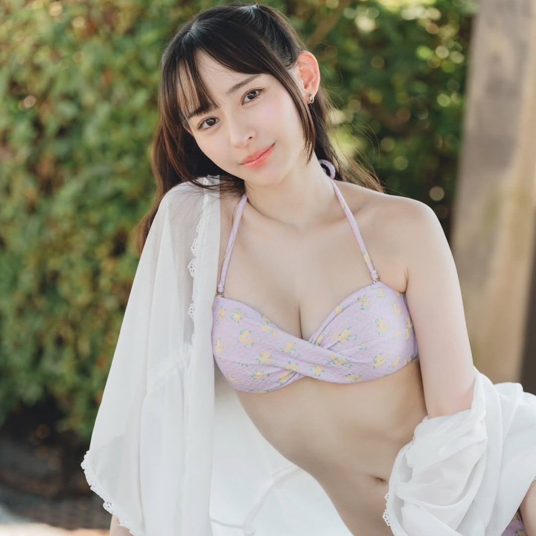 童顔グラドルがガーリー水着で“大人ボディ”を披露しファン「ギャップ萌え」