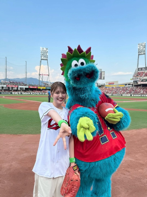 「プロ野球を通じ被爆80年を考える大切な日」塚本恋乃葉、『NEVER AGAIN GAME』始球式の可愛すぎるユニ姿披露！