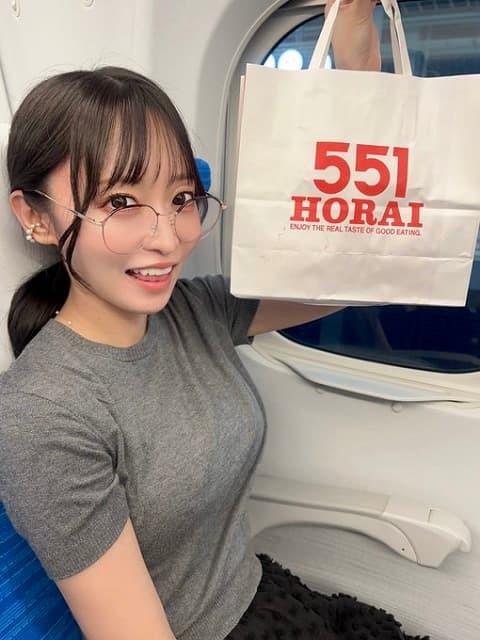 「メガネもシンプルなTシャツも…」女性声優のプライベートなスタイルが可愛すぎる！