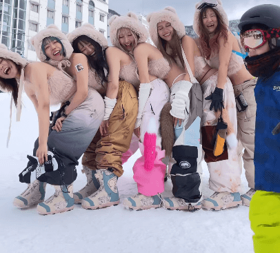 スノボ美女6人のラブリー密着！”見ず知らずの少年”が横切るアクシデント発生に、ファンほっこり＆爆笑「キッズww」