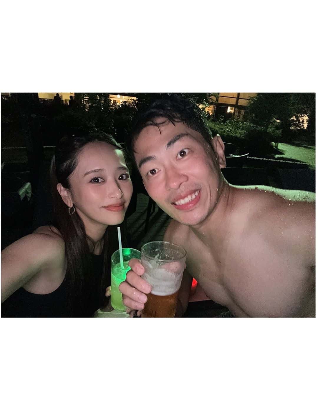 あの芸人家族がナイトプールを満喫「ナイトプールパシャパシャ」