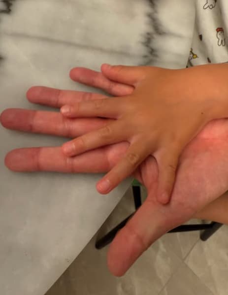 ますだおかだ・岡田圭右の息子が5歳の誕生日を報告！愛の溢れる親子の手のひらショットを披露！