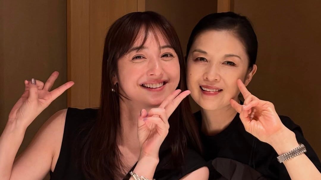 お揃い黒コーデ佐々木希＆藤あやこ、笑顔顔寄せ2ショットに反響！「秋田美人姉妹」