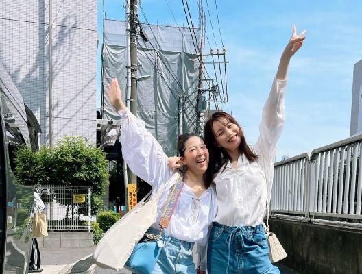 蛯原友里、奇跡のリンクコーデ。白シャツ×デニムで魅せる爽快ツインスマイルに街がきらめく