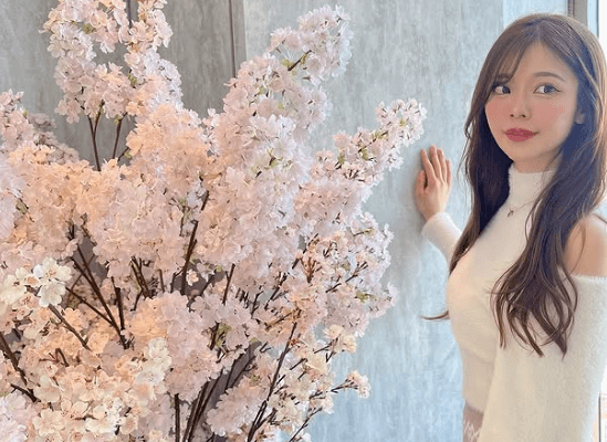 「美脚でめちゃめちゃ可愛すぎます」高身長ラウンドガール、可憐な花と並んだ“絶美・展望台ショット”を披露！