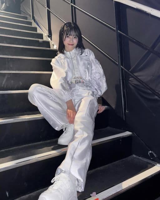 「また春コンサートでお会いしましょう」AKB18期研究生・新井彩永 、真っ白なステージ衣装を公開しファンからは”かっこよすぎ””脚ながい”の声！