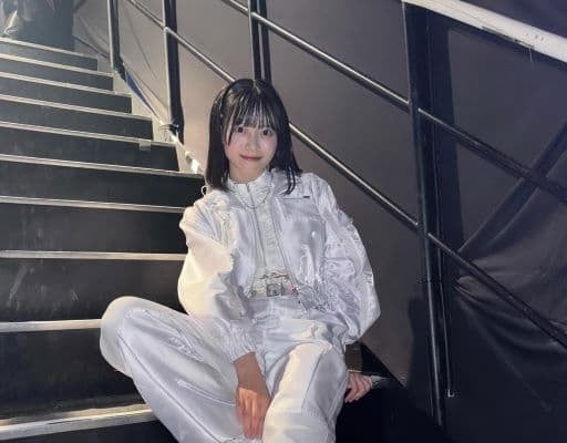「また春コンサートでお会いしましょう」AKB18期研究生・新井彩永 、真っ白なステージ衣装を公開しファンからは”かっこよすぎ””脚ながい”の声！