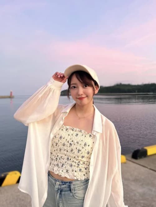元STU48・石田みなみ、夕暮れの海辺で撮られた夏服コーデを披露！