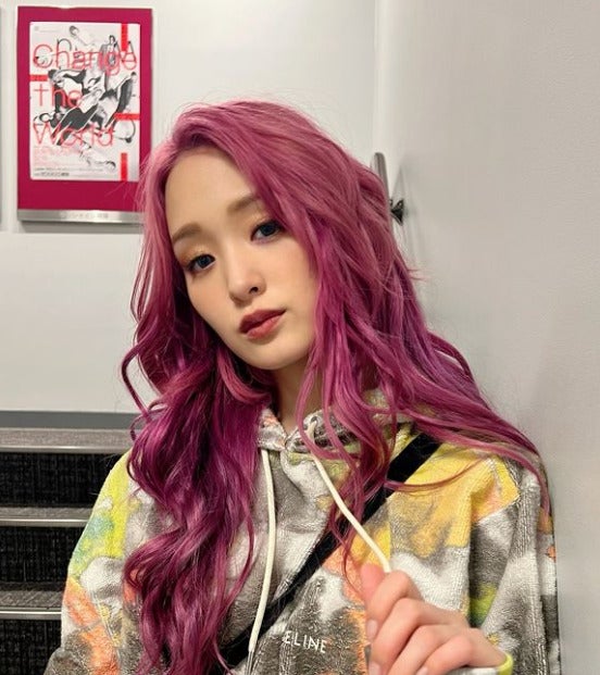 あの超人気女優がピンク髪&ミニスカ姿を披露「色っぽい」「魅力爆発です」