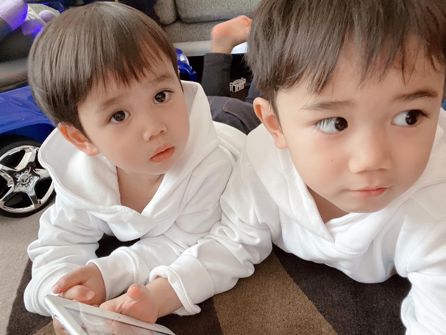 平愛梨さんが白いパーカーを着た息子2人に大興奮？！「ウヒョヒョ！！白！！！新鮮(//∇//)」