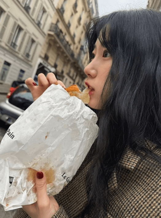 LE SSERAFIM・KAZUHAの「ケーキズハ」モード！最新の頬張るショットが可愛すぎと話題に