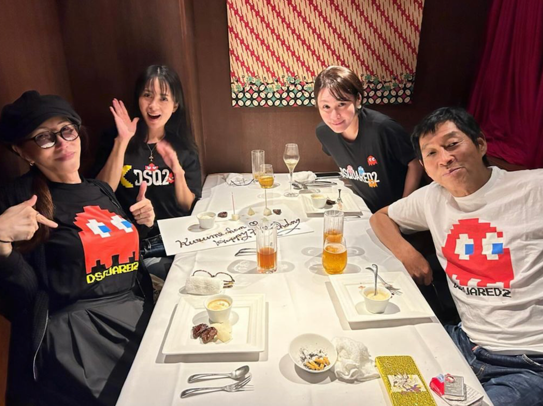 ネットほのぼの☺️明石屋さんま、婚約疑惑の〇〇ちゃんと今度はペアルック⁉️