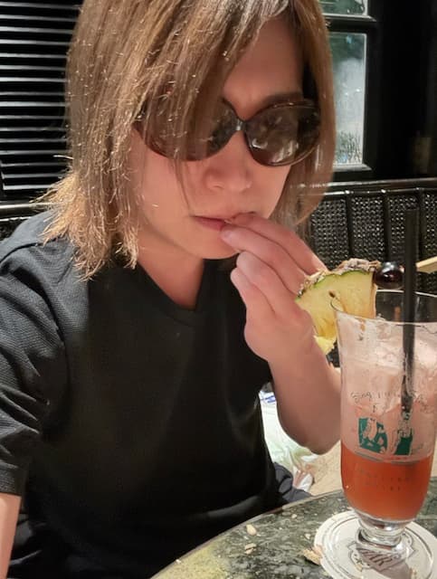 『シンガポールスリングというカクテルを飲んだよ』鬼龍院翔がシンガポール旅行を満喫！