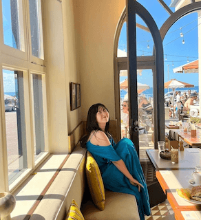 鈴木愛理の笑顔からファンが海外旅行の準備？！