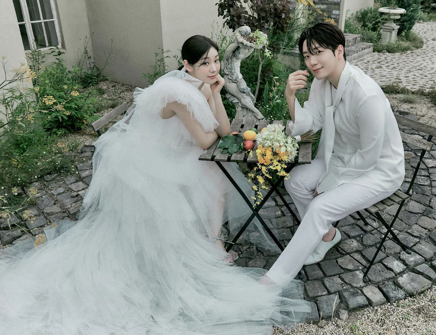 元世界女王キム・ヨナが結婚を報告🕊純白ドレス&スーツで美男美女ショット披露📸