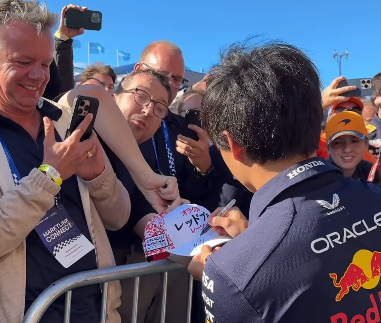 角田裕毅、ファンとの“神対応セルフィー”が話題沸騰！「一緒に撮りたい」の声続出