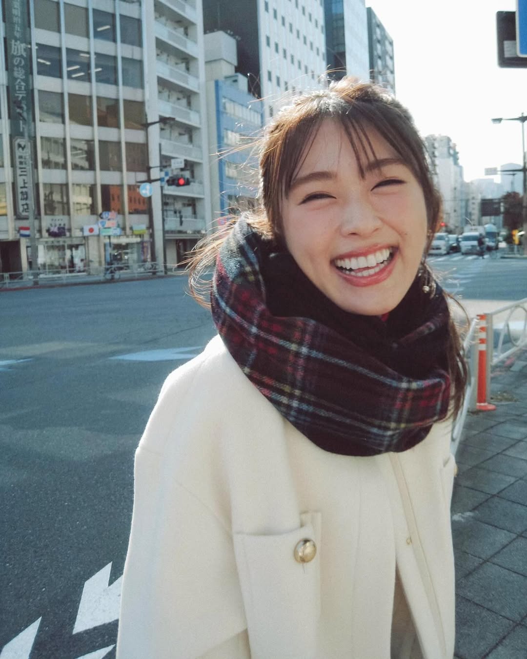 思わず頬がゆるむ！渋谷 凪咲の“帰り道ウインク”、街角で切り取られた素顔に反響