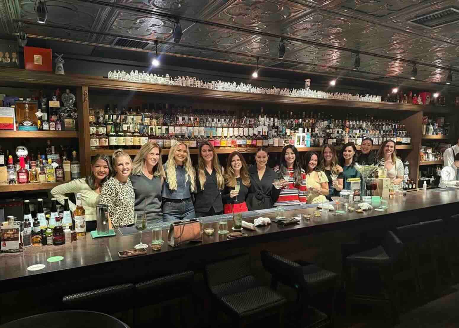 ドジャース婦人会、SNSで来日報告 日本のバーに出現し祝う