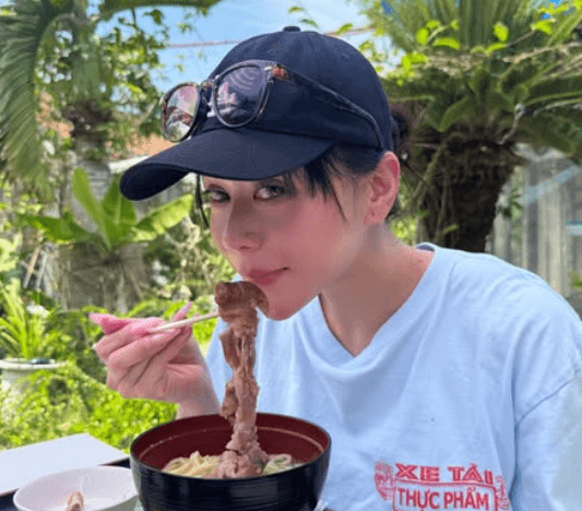 「とっても美味しそう！」ビキニプロの美女、沖縄そばを満喫！屋外グルメショットにファン注目の眼差し