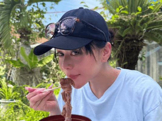 「とっても美味しそう！」ビキニプロの美女、沖縄そばを満喫！屋外グルメショットにファン注目の眼差し