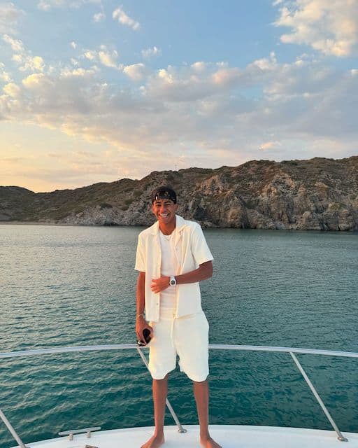 サッカー界の至宝 ギリシャの海で休暇を満喫