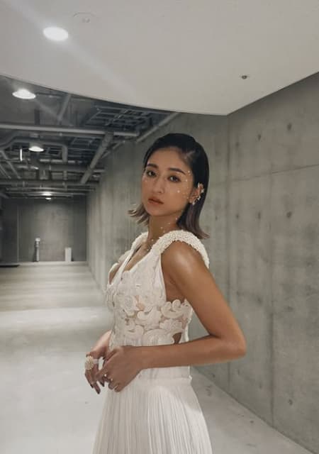 超人気モデルの変幻自在な衣装姿にファンから反響続々！