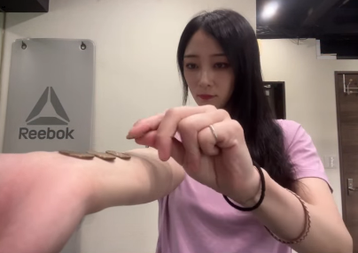 元陸上選手の美女、小悪魔モードのスイッチオン！？仮初めの”やってみヨーカドー・一発芸”を披露！ファン歓喜「すげー！」