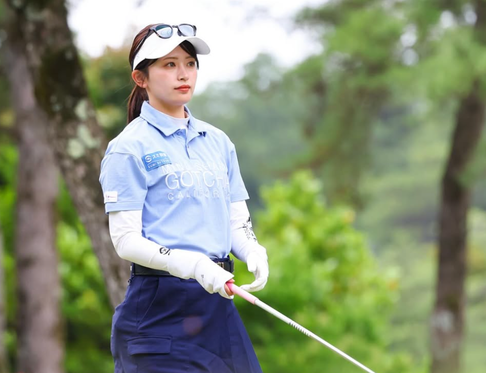 美女プロゴルファーがライジングレディース戦で笑顔！仲間と最高ショット
