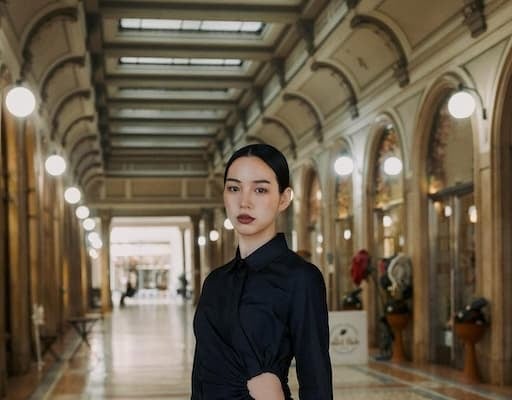 「穴に吸い込まれる」ほど美しい！？モデル・のんのドレス姿が話題に