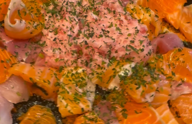 「すき焼き鍋で海鮮丼⁉」西山茉希のフライングひな祭り料理に反響