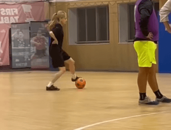 「ボール蹴りたい」サッカー美女子、100万再生を達成したテクニカルムービーを公開！絶賛の声続々「めっちゃ上手い！」