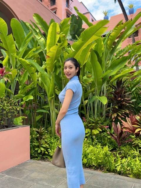 美ボディモデルの阿部なつきがタイトワンピ姿を披露！反則級だと話題に