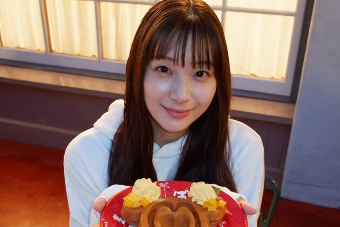 笑顔が素敵な足立梨花はミッキーのケーキとにっこり
