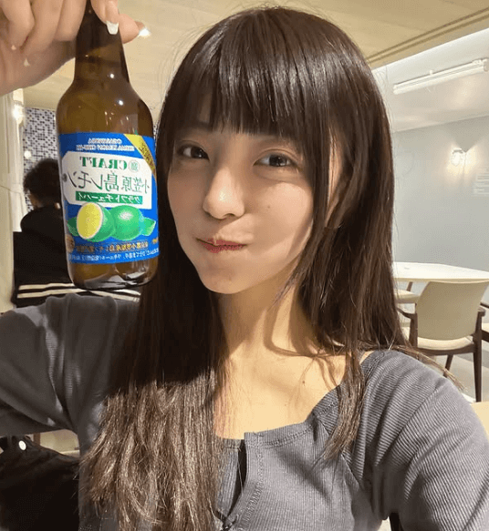 ワンピースを求めると”船旅”に出た野球美女子、船内で欲したレモンサワーを手に”頬ぷっくり・ショット”を見せファン歓喜！