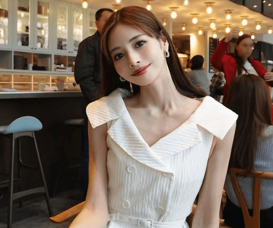 国宝級美女インフルエンサー、洗練されたカフェ空間で”ベストフォト＆かわい子ちゃん2ショット”を披露！ファン夢心地「めっちゃ美人」「また綺麗になった」