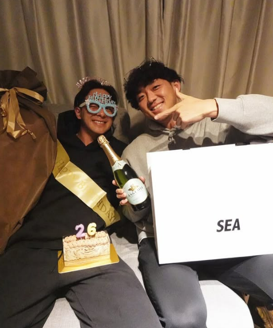 巨人・湯浅大、高校同級生からのサプライズ祝福に笑顔